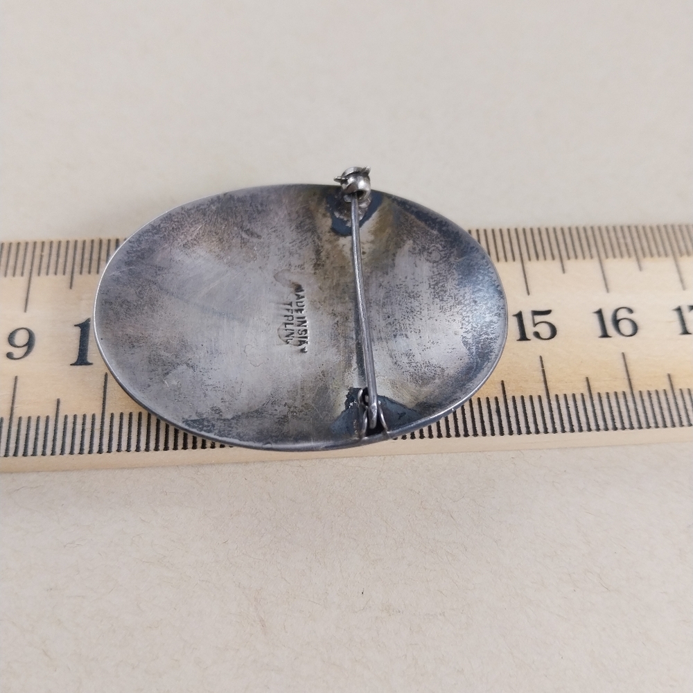 White and Sterling Silver Brooch - Picture 6 of 9